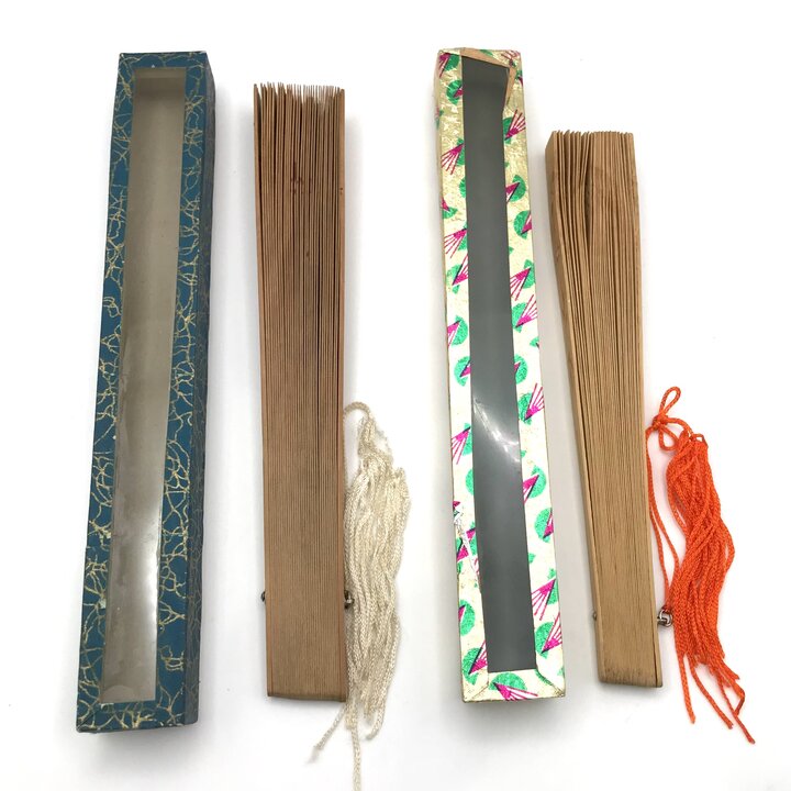 【中古】良品 高級 白檀 扇子 香木 香合扇子 2本 セット 透かし彫り 保管箱付き 和装小物 アンティーク 工芸品 着物 お稽古 浴衣 m15476