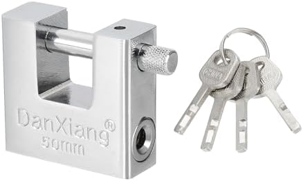 シャックル直径：8mm/0.31インチ シャックル内寸：20×13 mm/0.79×0.51インチ（幅×高さ） 本体サイズ：50×45×18mm/1.97×1.77×0.71インチ（幅×高さ×厚さ） 同梱内容：キー式パッドロック×1個、鍵×4本 特徴：ヘビーデューティーシャックルロックは独自のD型デザインを採用し、シャックルを厚くすることでノコギリや剪断を防止します。ディスクシリンダーはブレード構造で、材質が厚く頑丈であり、高いセキュリティレベルを実現しています。防犯性に優れ、詰まりにくく、耐久性・堅牢性・安全性を備えています。 特長：パッドロックは鋼鉄製で、表面に厚めの電気メッキ処理を施しており、耐磨耗性・耐傷性に優れています。防錆・防食、防水・防湿性能もあり、様々な屋外環境に適しています。パッドロック表面は丸みを帯びており、触り心地が良く、ロック本体は頑丈でシンプルかつ実用的です。 用途：この高セキュリティーキー式パッドロックは、ドアロック、柵、物置、ガレージ、オートバイ、倉庫、工具箱、戸棚、ジムロッカー、船舶、コンテナに最適です。 使用方法：簡単に使用でき、鍵を180度回転させてシャックルを引けば開き、再度180度回転させればロックできます。鍵の再起動は手動操作が必要です。鍵はロック状態でのみ取り外せます。商品選択前にサイズをご確認ください。シャックル直径：8mm/0.31インチ シャックル内寸：20×13 mm/0.79×0.51インチ（幅×高さ） 本体サイズ：50×45×18mm/1.97×1.77×0.71インチ（幅×高さ×厚さ） 同梱内容：キー式パッドロック×1個、鍵×4本 特徴：ヘビーデューティーシャックルロックは独自のD型デザインを採用し、シャックルを厚くすることでノコギリや剪断を防止します。ディスクシリンダーはブレード構造で、材質が厚く頑丈であり、高いセキュリティレベルを実現しています。防犯性に優れ、詰まりにくく、耐久性・堅牢性・安全性を備えています。 特長：パッドロックは鋼鉄製で、表面に厚めの電気メッキ処理を施しており、耐磨耗性・耐傷性に優れています。防錆・防食、防水・防湿性能もあり、様々な屋外環境に適しています。パッドロック表面は丸みを帯びており、触り心地が良く、ロック本体は頑丈でシンプルかつ実用的です。 用途：この高セキュリティーキー式パッドロックは、ドアロック、柵、物置、ガレージ、オートバイ、倉庫、工具箱、戸棚、ジムロッカー、船舶、コンテナに最適です。 使用方法：簡単に使用でき、鍵を180度回転させてシャックルを引けば開き、再度180度回転させればロックできます。鍵の再起動は手動操作が必要です。鍵はロック状態でのみ取り外せます。商品選択前にサイズをご確認ください。