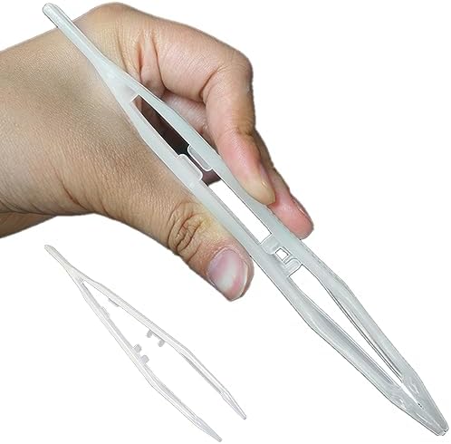 パッケージ内容：暗闇で光るピンセット*2本、サイズ：32*180MM、カラー：ホワイト ペットフレンドリー：暗闇で光るピンセットは、爬虫類やカエルに餌を与えるために設計されたツールです。 暗闇でソフトな光を放つ素材を使用しており、夜間や暗い場所でもペットの観察や餌やりが簡単にできます。 邪魔にならない：このピンセットは非常に実用的で、薄暗い環境でもペットや餌をはっきりと見ることができます。 夜行性の爬虫類にとって特に重要で、光の干渉を最小限に抑え、ペットの邪魔にならないようにすることができます。 インテリジェントなデザイン：このピンセットは、給餌プロセスをより簡単かつ安全にするシンプルで実用的なデザインです。 細いピンセットヘッドと握りやすいハンドルで構成されており、ピンセットヘッド部分は昆虫や小さな植物を簡単に掴んで保持できます。 柄の部分は握りやすく、ピンセットの動きをより正確にコントロールできます。 素材：お手入れが簡単で、丈夫な素材で作られており、シンプルで効果的な設計になっています。 ペットの餌やりやお世話を簡単に行うことができます。パッケージ内容：暗闇で光るピンセット*2本、サイズ：32*180MM、カラー：ホワイト ペットフレンドリー：暗闇で光るピンセットは、爬虫類やカエルに餌を与えるために設計されたツールです。 暗闇でソフトな光を放つ素材を使用しており、夜間や暗い場所でもペットの観察や餌やりが簡単にできます。 邪魔にならない：このピンセットは非常に実用的で、薄暗い環境でもペットや餌をはっきりと見ることができます。 夜行性の爬虫類にとって特に重要で、光の干渉を最小限に抑え、ペットの邪魔にならないようにすることができます。 インテリジェントなデザイン：このピンセットは、給餌プロセスをより簡単かつ安全にするシンプルで実用的なデザインです。 細いピンセットヘッドと握りやすいハンドルで構成されており、ピンセットヘッド部分は昆虫や小さな植物を簡単に掴んで保持できます。 柄の部分は握りやすく、ピンセットの動きをより正確にコントロールできます。 素材：お手入れが簡単で、丈夫な素材で作られており、シンプルで効果的な設計になっています。 ペットの餌やりやお世話を簡単に行うことができます。