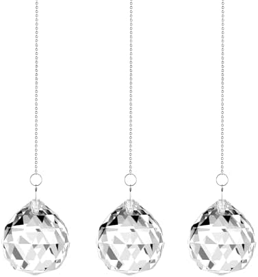 1.【多面カットによる美しい光の反射】 このプリズムは、複数のカット面から光を取り込み、美しい虹色の光を反射します。お部屋の窓辺や光が当たる場所に置くだけで、幻想的な空間を演出します。 2.金属チェーン（長さは約260mm）付き。 3.【高品質ガラス素材】 クリスタルのような透明感と輝きを持つ高品質ガラス素材を使用。耐久性に優れ、長期間その美しさを保ちます。各商品には金属製の吊りチェーンが付属しています。窓辺や壁に掛けたり、オリジナルのディスプレイ方法を楽しんでください。 4.【インテリアのアクセントに最適】 シンプルかつエレガントなデザインで、どんなインテリアスタイルにも合わせやすいです。窓辺、デスク、リビングなど、様々な場所にマッチします。 5.【光の芸術を日常に】 太陽光や室内照明に反応し、日常空間を華やかに彩ります。特に晴れた日には、部屋中に小さな虹を広げ、見るたびに心が和む空間が生まれます。 6.【ギフトにも最適】 おしゃれで実用的なこのプリズムは、誕生日や引越し祝い、クリスマスプレゼントなどにも喜ばれるアイテムです。この商品は、3つの異なるサイズのプリズムをご用意しています。お好みに応じて、単品でのご購入はもちろん、複数の形状を組み合わせてお選びいただくことも可能です。1.【多面カットによる美しい光の反射】 このプリズムは、複数のカット面から光を取り込み、美しい虹色の光を反射します。お部屋の窓辺や光が当たる場所に置くだけで、幻想的な空間を演出します。 2.金属チェーン（長さは約260mm）付き。 3.【高品質ガラス素材】 クリスタルのような透明感と輝きを持つ高品質ガラス素材を使用。耐久性に優れ、長期間その美しさを保ちます。各商品には金属製の吊りチェーンが付属しています。窓辺や壁に掛けたり、オリジナルのディスプレイ方法を楽しんでください。 4.【インテリアのアクセントに最適】 シンプルかつエレガントなデザインで、どんなインテリアスタイルにも合わせやすいです。窓辺、デスク、リビングなど、様々な場所にマッチします。 5.【光の芸術を日常に】 太陽光や室内照明に反応し、日常空間を華やかに彩ります。特に晴れた日には、部屋中に小さな虹を広げ、見るたびに心が和む空間が生まれます。 6.【ギフトにも最適】 おしゃれで実用的なこのプリズムは、誕生日や引越し祝い、クリスマスプレゼントなどにも喜ばれるアイテムです。この商品は、3つの異なるサイズのプリズムをご用意しています。お好みに応じて、単品でのご購入はもちろん、複数の形状を組み合わせてお選びいただくことも可能です。