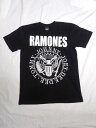 ファンの方必見!! RAMONESのTシャツです。　 ○ゆうメール（1枚あたり￥110）での発送も可能です。 素材：綿100％ サイズ 　　着丈　身幅　肩幅 S　64cm 45cm 42cm M　69cm 47cm 45cm L　74cm 53cm 48cm （日本の一般的な規格より大きめです。 上記実測サイズを参考にして下さい。　