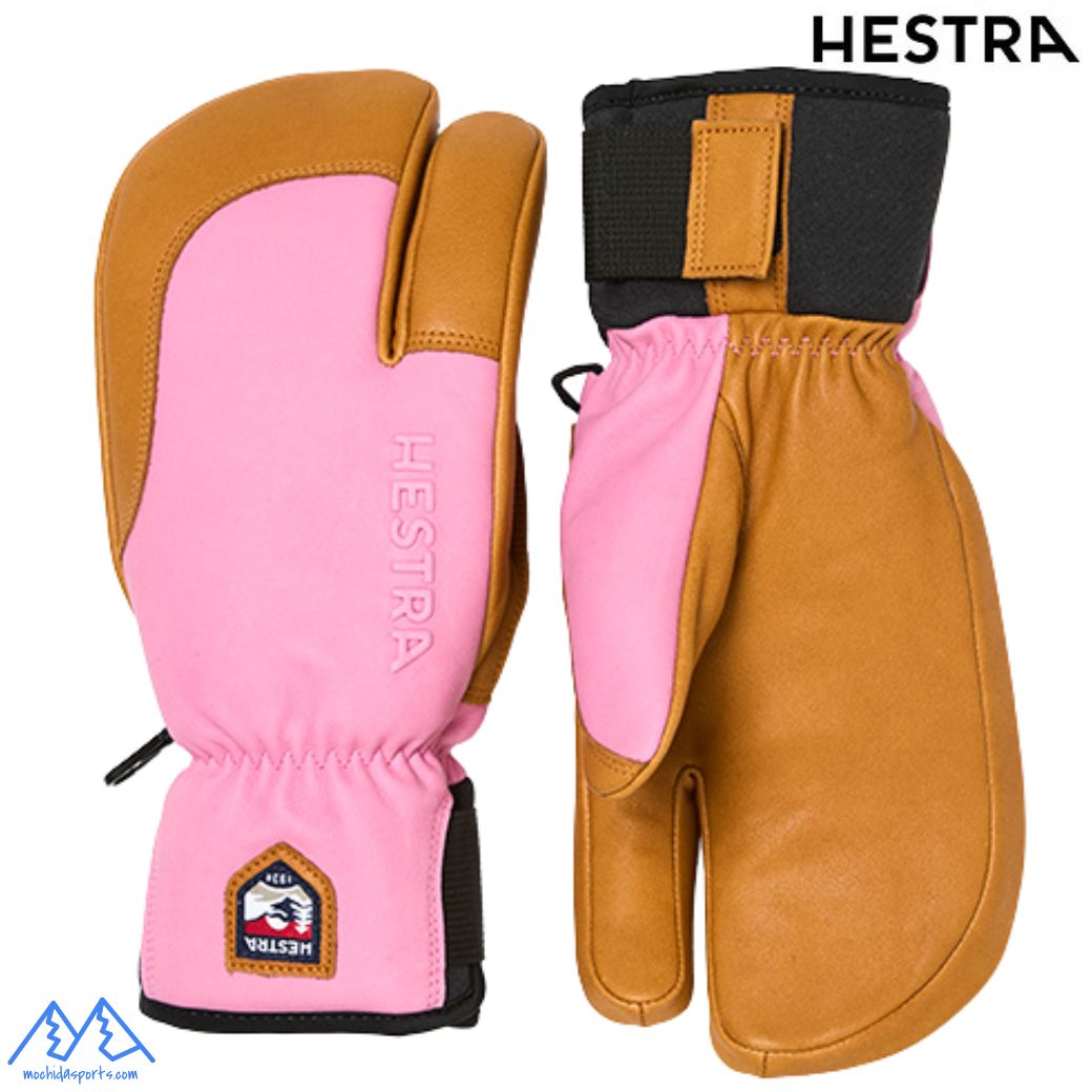 HESTRA TOPO 3-FINGER FULL LEATHER SHORT 5本指グローブの操作感とミトンの保温力を兼ね備えた3フィンガーモデルは、厳冬期の雪山ライドになくてはならない存在。 極寒時も指先の冷えに悩まされることなく快適なライディングを約束します。 ミトン形状ながら独立した人差し指によってスキーポールを難なく操作でき、中指から小指までの3本はそれぞれ独立したライニング仕様のため、高い保温力を維持しながらしっかりフィットします。 この「フルレザーショート」は操作感も軽快なショートカフモデル。 手のひら側にネオプレーンを配したベルクロ留めカフは手首にしっかりフィットし、ウエアの袖口を被せて締めればもう万全です。 素材は外側はやわらかな牛皮革、手のひら側はやぎ革を使用。ポリエステルライナーは取り外しです。　