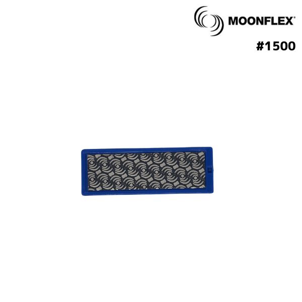 簡単で効果バツグンのダイヤモンドシャープナー DIAFACE　MOONFLEX（ダイヤフェイスムーンフレックス） チューンナップを自分の手でしたいけれど、失敗するのが怖い方におすすめ！ 簡単で、プロ並のエッジ仕上ができる、画期的なダイヤモンドシャープナーです ダイヤフェイスムーンフレックスは、耐久性にすぐれ、目詰まりしにくく、しかもリーズナブル スチールのヤスリではスキーを壊してしまいそうで怖いという方でも簡単にパーフェクトなエッジケアをすることが可能になります ファイン仕上げ用　#1500 BLUE ミニガイドに装着可能な　7cmサイズ ***配送について*** こちらの商品をご購入の際は、ゆうパケット配送 [送料無料]にて承ります。 ご希望の場合はカートの配送方法より ゆうパケット をお選びください。 概ね発送日の翌々日にお届けいたしますが、郵便受投函のため到着日・お時間のご指定の対応はできません。　