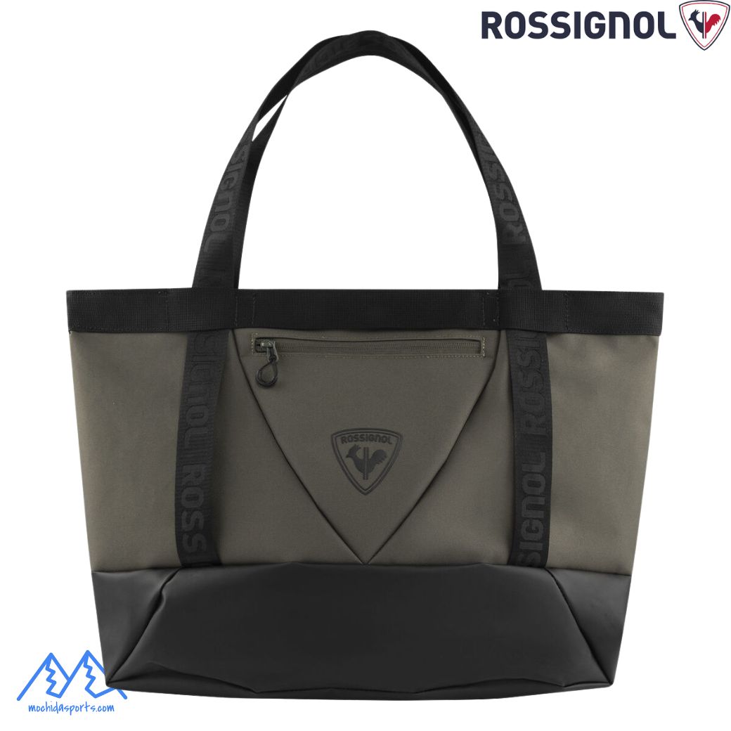 ロシニョール&nbsp;ROSSIGNOL&nbsp;&nbsp;TOTE BAG 30L&nbsp;ギアの持ち運びが簡単になりました。30 リットルのロシニョール トート バッグの万能な多用途性に勝るものはありません。毎日のギア・ウエアの大部分を収納するのに十分な大きさです。ユニバーサルデザインにはラップトップスリーブとアクセサリーポケットが含まれており、毎日の旅行や通勤に必要な小物を整理できます。耐久性のある防水素材と防水生地が雨や雪をシャットアウトします。パッド入りのショルダーストラップで持ち運びに便利です。&nbsp;Durable and Waterproof600 デニールの構造は完全防水で、雨、雪、水を遮断します。Dry Storage防水メインジッパーと生地が雨、雪、水を遮断し、ギアをドライに保ちます。Hands-Free Carry調節可能なパッド入りショルダーストラップにより、バックパックを快適に持ち運ぶことができますRecycled Materials原材料の使用量を削減するためにリサイクルプラスチックで作られていますSKU：RKMCD02000Storage - Accessory PocketタブレットポケットStorage - Pocket Numbers3CAPACITY - VOLUME:30LCAPACITY - DIMENSIONS - WIDTH:22cmCAPACITY - DIMENSIONS - LENGTH:45cmCAPACITY - DIMENSIONS - HEIGHT:36cmMATERIAL - EXTERNAL FABRICS 1:Recycled Polyester 450DMATERIAL - EXTERNAL FABRICS - COATING:TPUMATERIAL - INTERNAL FABRICS 1:Recycled Polyester 100DMAIN POCKET OPENING:HorizontalCARRYING SYSTEM:Shoulder StrapRESISTANT LINING:PaddedWATERPROOF FABRIC:YesBags Storage Rangement Chaussures De Ski:互換性があるBags Capacity Dimension:L450*W220*H360mmWeight:550g　