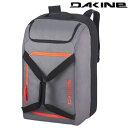 DAKINE BOOT LOCKER DLX 70L スキーブーツまたはスノーブーツとウエアを分けて収納できるバックパック型のブーツバッグ。防水シートでシーリングされたブーツコンパートメントを備え、パッド入りのヘルメット＆ゴーグルポケットを装備。保管用バッグとしても役立ちます。素材の一部にリサイクルポリエステルを使用しています。70リットル容量。 ウェアとブーツを分けて収納可能 防水シートでシーリングされたブーツコンパートメントは着替え用マットを兼ねる 収納可能なショルダーストラップ ヘルメット/ゴーグルポケット サイズ：[ 70L ] 61 x 40 x 30cm 1.1 kg　