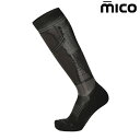 CA-102 M1 SKI SOCKS MEDIUM Medium 中厚 MICO テクノロジーの全てを結集。「軽量」「フィット感」「通気性」 高機能アンダーウエアとして求められる3つの要素のすべてを満たす アスリートのための革新的スキーソックス。 効果的に汗を発散し軽量で通気性に優れる超極細高機能繊維を使用 体温を適切にコントロール SIZE S/23.0cm - 24.5cm M/25.0cm - 26.5cm L/27.0cm - 28.5cm COLOR: BLACK OXI-JETソックスの機能1 血行を刺激 血管とリンパ管の機能は、下肢から心臓まで流れを作っているとても複雑に分枝化した管状構造を持ち、人体内において異化生成物や毒素のような有害物質を生物学的に除去しています。 MICOのニューモデルOXI-JETは、脚の静脈系に対して着圧によりマイクロプレッシャーが作用。 このマイクロ・マッサージ効果により、血液やリンパ管の循環の機能をアップさせる新しい機能ソックスです。 OXI-JETソックスの機能2 神経と筋肉のパンテージ OXI-JETソックスの効果的で的確なバンデージは、神経と筋肉に対して適切な保護とサポートを施します。 これにより、カカトや腱の炎症を防ぎ、ストレスやけがを低減。 OXI-JETソックスは神経と筋肉の効果的なバンテージにより、ストレスやケガを防止します。 ■OXI-JETの機能の秘密は、特殊な織り方による「段階的テンション構造」。 足首からアキレス腱、そしてフクラハギに至る脚部分に、その部位に合わせた適切な着圧を織り構造で設計しています。 ■OXI-JETソックスを履くと、脚の静脈系に対する着圧によるマイクロプレッシャーが作用。（マイクロマッサージ効果）これが、血液/リンパ管の心臓へ向かう流れをいっそう良くし、鬱血物質の除去を加速させます。 ■足のアーチ部分に、高い伸縮性を発揮する新し編み方を採用。引っ張り加重を分散し、同時に足底を安定させる、アーチをしっかりとサポートします。 OXI-JETを実現するMICOテクノロジーとは・・・ A-特殊な糸の使用 MICRO POLYAMIDE：軽量でソフトで引っ張りも強い LYCRA：高伸縮繊維。600%も伸び、完全に原型を取り戻す B.編みテンションを革新的に調整する生産技術 同時に使用される2つの糸の間で強度のバランスを常に制御し、適切な着圧を実現します。 +++++++配送について+++++++ こちらの商品は、ゆうパケット配送　[全国送料￥300］ を承ります。 ご希望の場合はカートの配送方法より ゆうパケット をお選びください。 概ね発送日の翌々日にお届けいたしますが、郵便受投函のため到着日・お時間のご指定の対応はできません。　