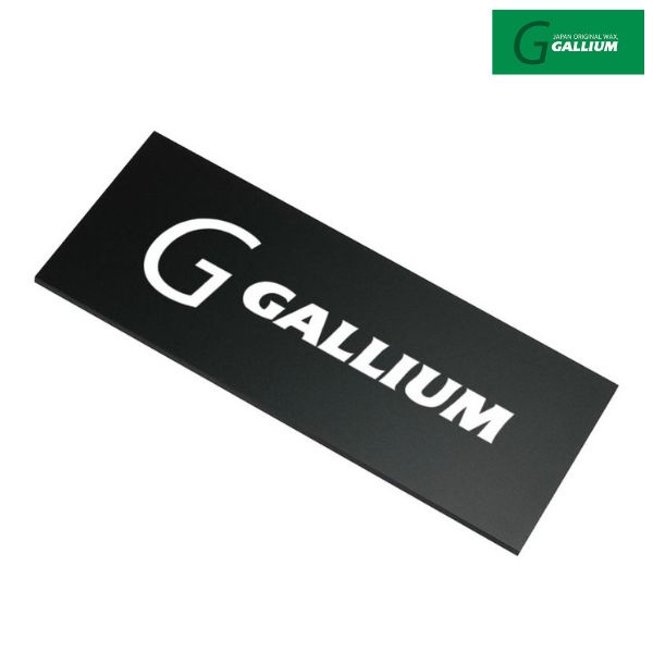 GALLIUM CARBON SCRAPER ガリウム　カーボンスクレーパー カーボンを配合したスクレーパー 従来のスクレーパーに比べ角の消耗を軽減 スクレーパー本体へのワックス付着も軽減してくれます 品番／TU0206 品名／スクレイパー　 （170×70×3mm） ***配送について*** こちらの商品をご購入の際は、ゆうパケット配送 [送料 300円]にて承ります。 ご希望の場合はカートの配送方法より ゆうパケット をお選びください。 概ね発送日の翌々日にお届けいたしますが、郵便受投函のため到着日・お時間のご指定の対応はできません。　