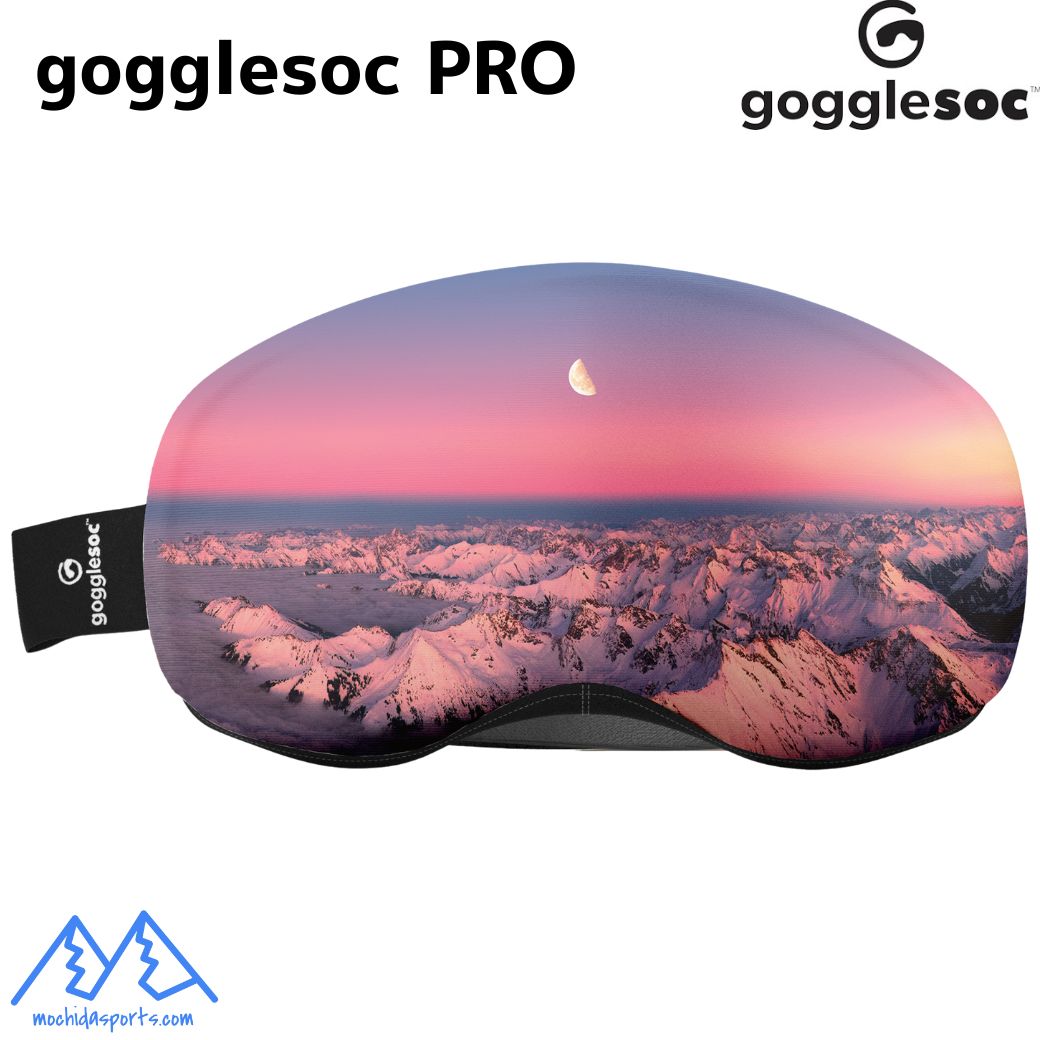 goggle soc PRO 大きなレンズのゴーグルでもしっかりとホールドし、ゴーグルを守ってくれます。 Gogglesoc ProはGogglesocのアップグレード版です。オリジナルモデルの優れた点はすべてそのままに、特別に設計されたゴム素材を採用。比類のないグリップ力で、どんな状況でもGogglesocをしっかりと固定します。あらゆるメーカー、形状、デザインのゴーグルに対応し、外出中もレンズを安全に守ります。 gogglesocはカナダ・ウイスラー発のゴーグル保護カバー ゴーグルをつけたままフレームにかぶせるだけでレンズを保護します 伸縮性の高いマイクロファイバー・ポリエステル製であらゆるゴーグルにフィット 装着も取り外しも簡単。 レンズ背面の通気性を確保。通気性も兼ね備え、丸洗いも可能です。 特殊ゴム素材で、ゴーグルをしっかりとホールドします。あらゆるメーカー、形状、デザインのゴーグルに対応します。 レンズを清潔に保ち、保護します。 マイクロファイバー製。 ***配送について*** こちらの商品をご購入の際は、ゆうパケット配送 [送料無料]にて承ります。 ご希望の場合はカートの配送方法より ゆうパケット をお選びください。 概ね発送日の翌々日にお届けいたしますが、郵便受投函のため到着日・お時間のご指定の対応はできません。　