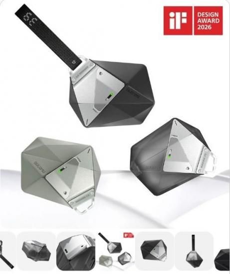 AULUMU「A39ダイヤカット幾何学ケース」は、ダイヤモンドカットを思わせる立体的なフォルムが特徴のAirPods Pro 3専用ケースです。 マットな質感とメタルパーツを組み合わせた独創的なデザインに加え、耐衝撃性能やロック機構など実用性も兼ね備え、AirPods Pro 3をスタイリッシュかつ安心して持ち運べます。 ALM28531APP3 ALM28532APP3 ALM28533APP3 ●＜iFデザイン賞・受賞＞ダイヤモンドカットの幾何学デザイン ダイヤモンドカットをモチーフにした多面体フォルムを採用。マットな質感のボディと精巧なメタルパーツが調和し、未来的で洗練された存在感を演出します。人間工学に基づいた設計により、手になじみやすく快適なグリップ感を実現しました。 ●1.2m落下試験クリアの耐衝撃設計 内部クッションと強化・中空コーナーを備えた空間設計が落下時の衝撃を効率よく分散・吸収。AirPods Pro 3をキズや衝撃からしっかり守ります。 ●ソフトとハードを融合したハイブリッド素材 柔軟なTPUシェルと高剛性ポリカーボネートを組み合わせたハイブリッド構造により、高い耐衝撃性を実現。マット仕上げの表面は、指紋が付くのを防ぎます。 ●不意な開閉を防ぐ高精度ロッククリップ 精密加工された亜鉛合金製ロッククリップがケースをしっかり固定し、バッグの中や移動中の不意な開閉を防ぎます。ワンタッチでスムーズに開閉でき、AirPodsの出し入れも快適です。2万回以上の開閉耐久テストをクリアした高い耐久性も備えています。 ●快適な操作性 AirPods Pro 3の各機能に合わせた精密設計により、ケースを装着したまま充電やペアリング、LEDインジケーターの確認が可能。スピーカーホールも備え、操作音やアラーム音を妨げず快適に使用できます。 ●ケースを外さず、ワイヤレス充電 ワイヤレス充電とUSB-C充電に対応。ケースを装着したまま手軽に充電できます。 ●着脱式ストラップ付きで持ち運びも便利 本体には金属製ストラップホルダーを搭載し、付属の着脱式ストラップを装着できます。ストラップには、丈夫で耐久性に優れた軍用レベルのナイロン素材を採用。 手首やバッグ、ベルトループなどに取り付けられ、外出先での紛失や落下防止にも役立ちます。 ※ストラップの長さ：:約10 cm（±2 cm 調整可能） ●スタイルに合わせて選べる3カラー 個性的な幾何学デザインを引き立てる、ブラック・グレー・半透明グレーの3色をラインナップ。ファッションに合わせて、お好みのカラーをお選びいただけます。 ＜取り付け方法＞ 1) 粘着シールの白い保護フィルムをはがし、AirPods本体の上部に貼り付けてください。 2) ボトムカバーをAirPods本体に装着し、位置を調整して正しく合わせます。位置が決まったら、粘着シールの青い保護フィルムをはがしてください。 3) トップカバーを取り付け、しっかり押して密着させてください。 4) 付属のストラップを取り付ければ、装着完了です。 ＜取り外し方法＞ 1) 背面側からトップカバーをゆっくり取り外してください。粘着性が強い場合がありますので、ケースの角から少しずつはがすことをおすすめします。 2) ボトムカバー裏側の隙間に沿って、充電ケースを押し出すようにして取り外してください。必要に応じて充電ケーブルを接続し、底面から押し出すとスムーズに取り外せます。 ※取り付け前に、AirPods本体の表面にホコリや汚れがないことを確認してください。 ※カバーを無理に引っ張ったり、強くこじ開けたりすると、ケースや本体を傷つけるおそれがあります。 ＜ブランド紹介＞ AULUMU（オルム）は、精密さと効率性、そして未来的な機能美を追求するテックアクセサリーブランドです。 独創的なデザインと実用性を融合した高性能ギアを通じて、都市生活者のデジタルライフをよりスマートにアップデートします。 世界で評価される洗練されたプロダクトが、使う人の個性とスタイルを際立たせます。 ・在庫が無い場合、通常納期3,4日 ・(納期に関しては別途ご連絡となります) ・沖縄、離島は別途送料が掛かる場合があります■商品仕様 ・商品名：A39 ダイヤカット幾何学ケース for AirPods Pro 3（ロック＆ストラップ付き） ・タイプ：AirPods Pro アクセサリー ・ブランド：AULUMU ・素材：TPU、亜鉛合金、ポリカーボネート ・製造元：AULUMU ・販売元：株式会社ロア・インターナショナル（support@roa-international.com） ・原産地：中国 ・構成品：ストラップ、粘着シール2枚、取り付けガイド ・型番(Janコード/カラー)： ALM28531APP3(4580815765319/ブラック) ALM28532APP3(4580815765326/グレー) ALM28533APP3(4580815765333/半透明グレー) ・本体重量（サイズ 横x縦x厚さ）：45g(73x64x32mm) ※本製品はAirPods Pro3専用の保護ケースです。AirPods Pro3は付属しておりません。 ※ディスプレイ、モニターの仕様によって実際の色とやや異なって見える場合があります。 ※製品の仕様、デザインは改良などのため事前予告なしに変更する場合があります。