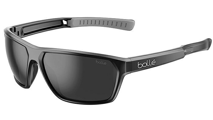 bolle (ボレー) サングラス TERRUS　BS045005　テラス/ブラックシャイニー/TNS FIT ： LARGE • 6 BASE　60/45/139/139 ボレーのオリジナル・ラップ・シェイプを現代風にアレンジ。 街中でもアウトドアでも使える、アクティブなデザイン。 8ベースフレームは、保護性能と広い視界を提供します。 大きなテンプルとノーズパッドにはサーモグリップ®ラバーが使用され、 最高の掛け心地と安定性を実現しています。45％がバイオベース素材で作られています。 ベースはグレー。ミラー無し。 グレーレンズは自然な色彩感覚を維持し、明るい光の環境にも最適です。 可視光線透過率　11%bolle (ボレー) サングラス TERRUS　BS045005　テラス/ブラックシャイニー/TNS FIT ： LARGE • 6 BASE　60/45/139/139 ボレーのオリジナル・ラップ・シェイプを現代風にアレンジ。 街中でもアウトドアでも使える、アクティブなデザイン。 8ベースフレームは、保護性能と広い視界を提供します。 大きなテンプルとノーズパッドにはサーモグリップ®ラバーが使用され、 最高の掛け心地と安定性を実現しています。45％がバイオベース素材で作られています。 ベースはグレー。ミラー無し。 グレーレンズは自然な色彩感覚を維持し、明るい光の環境にも最適です。 可視光線透過率　11%