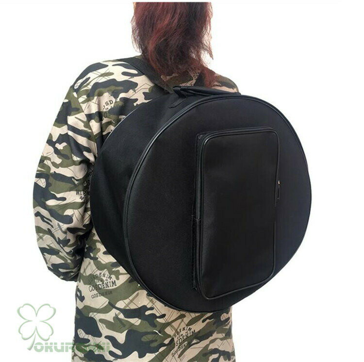 【商品特徴】 ◎ボディーに軽量かつ堅牢/リュックタイプスネアドラム用ケース。 ◎楽譜などの小物を収納できますポケットを標準装備 ◎保護能力の高いクッションを採用し、大切な機材を運搬時のダメージから守るスネアドラムケース ◎楽器に合わせてぴったりホールドで安心な持ち運びが可能。 【商品スペック】 ●外装生地/防水性600Dオックスフォード ●外寸（約）直径40cm×厚さ18(cm) ●ショルダーストラップ2本付属 ※画像はイメージです。楽器本体は付属しておりません。