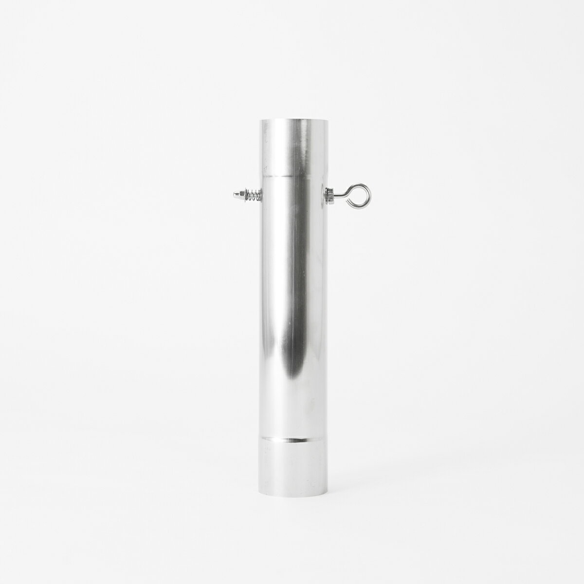 商品情報サイズ煙突径 : 直径φ58mm長さ : 325mm (有効長275mm)煙突径φ58=オス：内径58mm外径59mm・厚み0.5mm /メス：内径60mm外径61mm・厚み0.5mm※表記サイズ・重量に関しては個体により若干の差異がございます。材質ステンレスφ58対応機種MICRO・COZYコンパクト・ロングダンパーについて【ダンパーを使用する目的】・薪ストーブを使用すると、煙突には「ドラフト」という煙を吸い上げる力が発生します。・ドラフトが強すぎると、煙とともにストーブの熱を一緒に吸い上げてしまい、しっかり焚いているはずなのに部屋が中々温まらなかったり、薪の火持ちが悪くなり燃焼時間が短くなるなどの不具合が発生します。このような場合にダンパーを調整することで、煙突の吸引力が弱まり、暖房効率や燃費が改善されます。【ダンパーの取り付け】・取り付け前にダンパーが正しく稼働するか必ずご確認ください。・熱による変形で、ダンパーのバネが緩む場合がございます。・ダンパー弁が自重で回ってしまうような場合には、ボルトを締めてバネが効くように調整してください。・ボトム煙突はストーブの真上に取り付けてください。・上下どちら向けにも付けることが出来ますが、熱による変形を防ぐため、ストーブから遠い側にダンパーが来る様設置してください。【ダンパーの使用方法】・全開の状態から少しずつ弁を傾けていき、炎の様子を見ながら調整を行います。・一時的に、ダンパーを全閉することで、オーロラバーンを見ることが出来ます。その場合は必ずすぐにダンパーを戻してください。Mt.SUMI【公式】φ58mm煙突 ダンパー付ボトム (325mm)マウントスミ 薪ストーブ 煙突 アクセサリー エルボー 交換 継ぎ足し 延長 冬キャンプ キャンプ 薪ストーブ用煙突、いろいろ揃っています。交換用・継ぎ足しにお求めください。 5