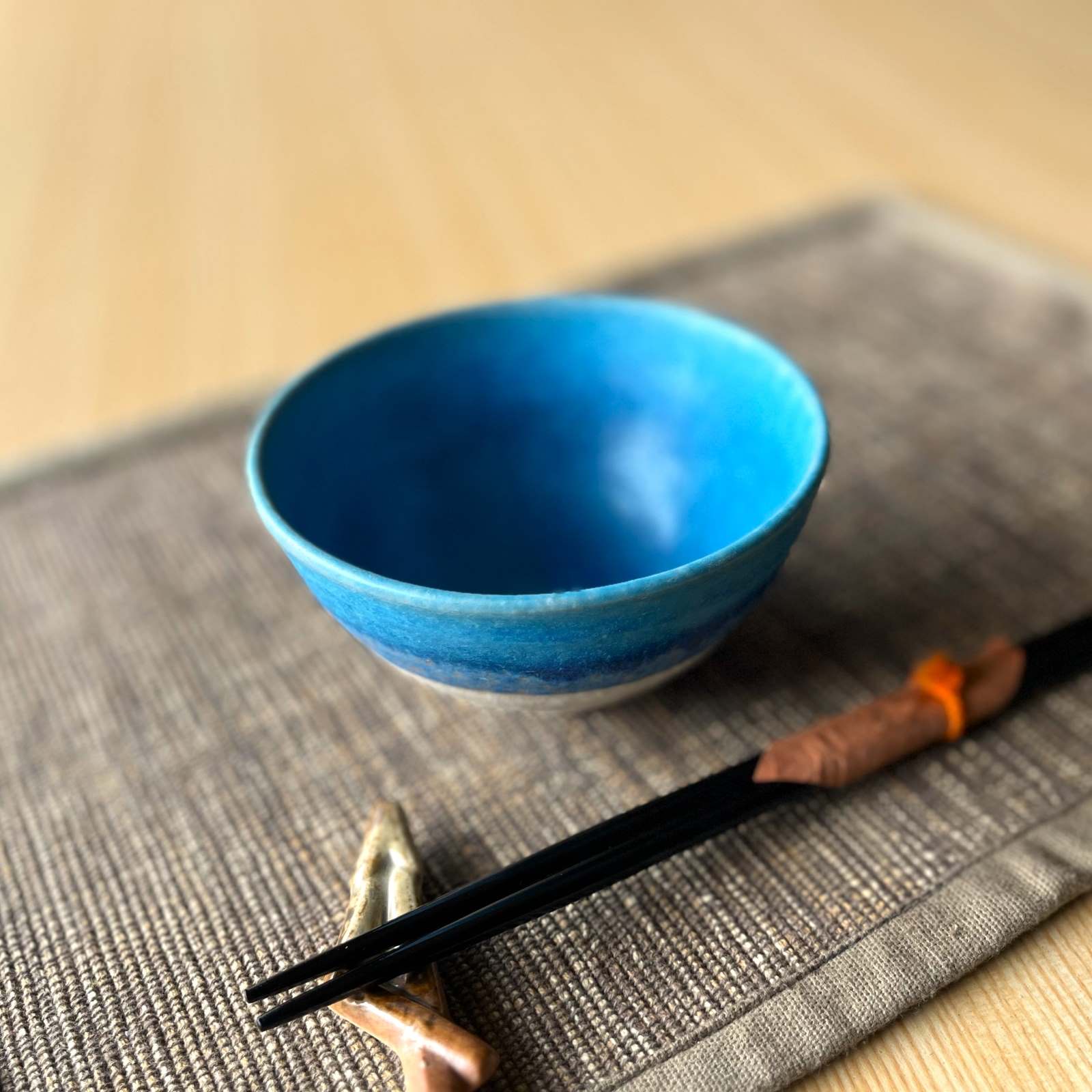 【信楽焼】お茶碗 飯碗 ホワイト ブルー 白 青 信楽 シンプル 陶器 おしゃれ かわいい 綺麗 プレゼント ギフト 父の日 母の日 敬老の日 誕生日 電子レンジ対応 食洗器対応