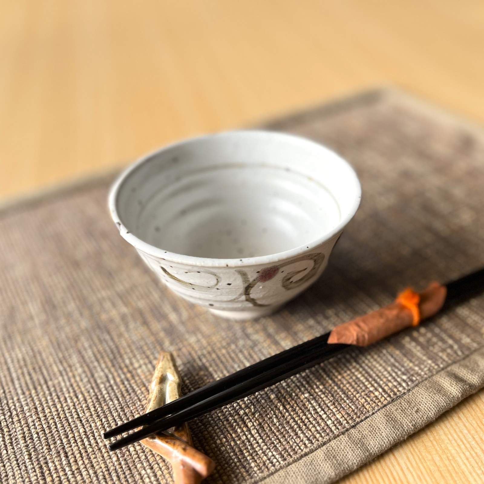 【信楽焼】お茶碗 飯碗 渦巻 赤 白 ホワイト 信楽 シンプル 陶器 おしゃれ かわいい プレゼント ギフト 父の日 母の日 敬老の日 誕生日 各記念日に 電子レンジ対応 食洗器対応