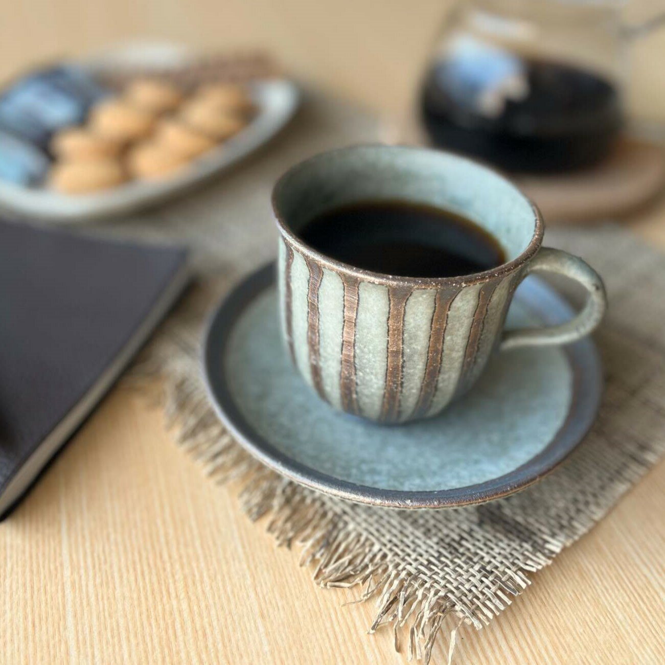 Rakuten - 【信楽焼】コーヒーカップ ソーサーセット 萌黄色 ストライプ シンプル 上品 おしゃれ 渋め 陶器 誕生日 敬老の日 記念日 プレゼントに 食洗器 電子レンジ対応