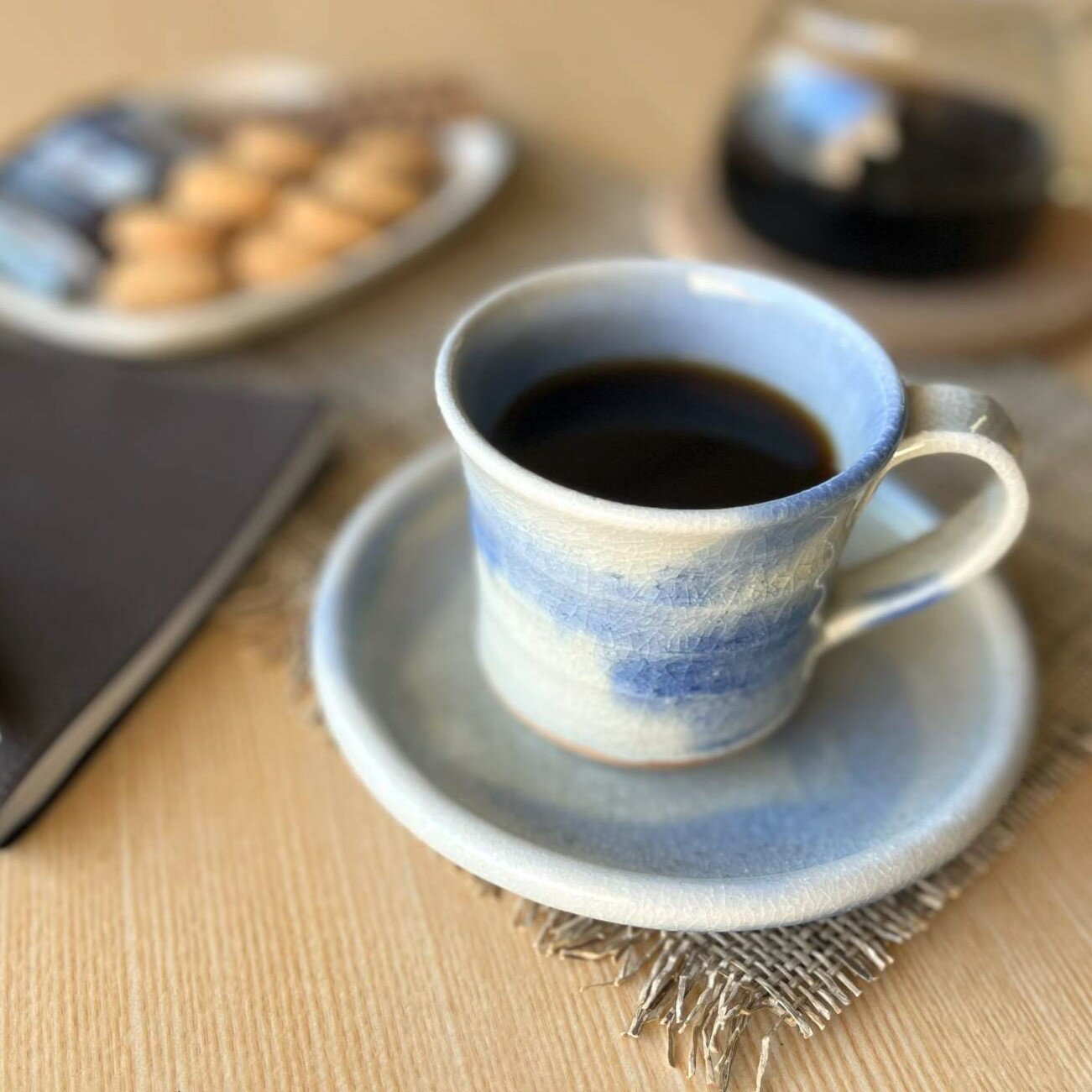【信楽焼】コーヒーカップ ソーサーセット ブルー ホワイト シンプル かわいい おしゃれ 明るい 陶器 誕生日 敬老の日 記念日 プレゼントに 食洗器 電子レンジ対応