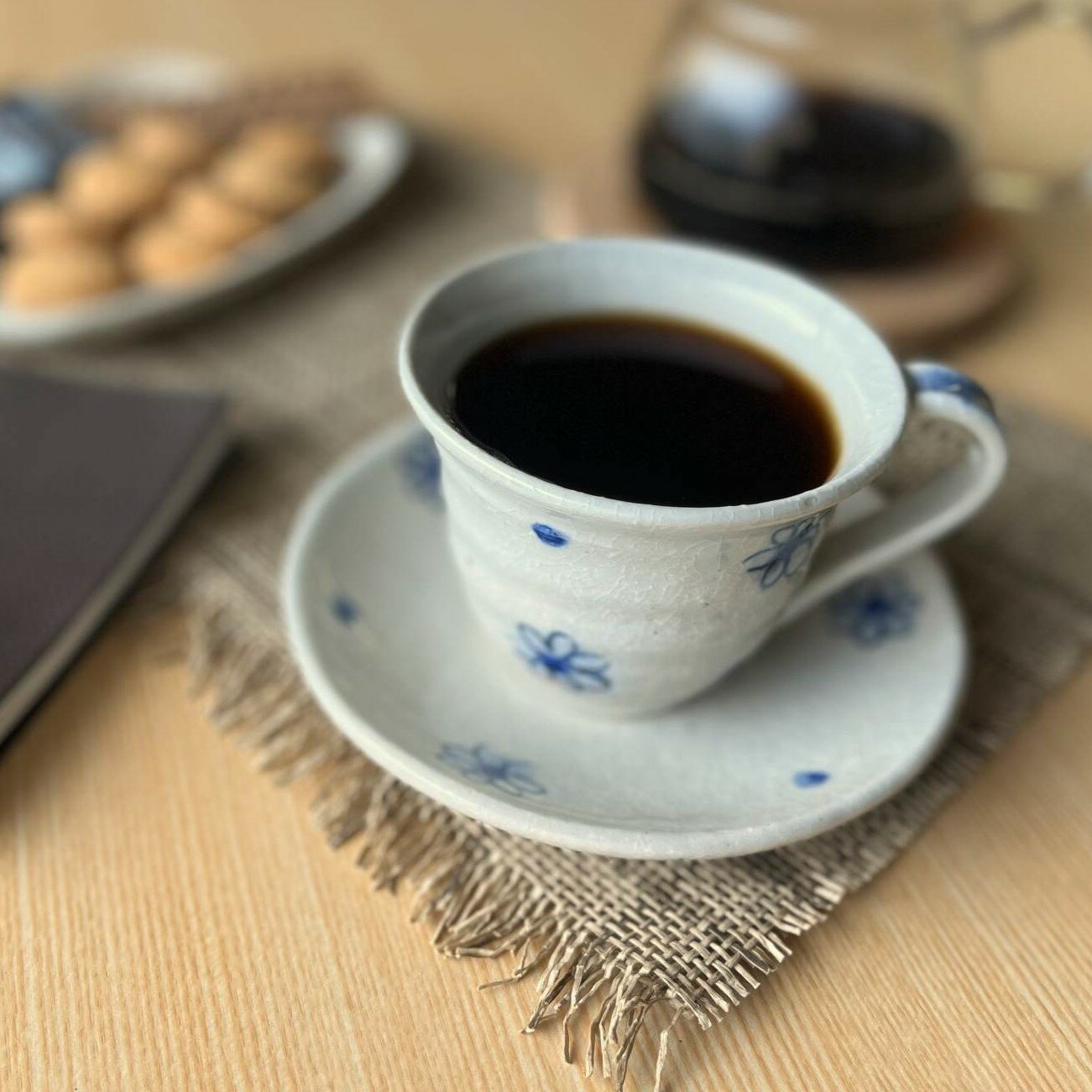 【信楽焼】青小花コーヒーカップ ソーサーセット ホワイト 花柄 シンプル かわいい おしゃれ きれい 明るい 陶器 誕生日 敬老の日 記念日 プレゼントに 食洗器 電子レンジ対応