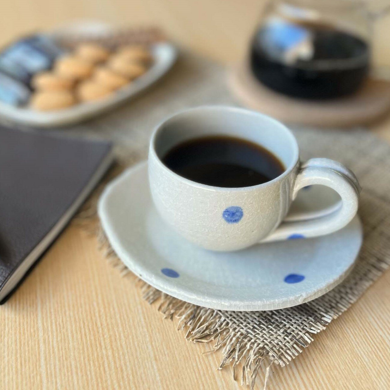 【信楽焼】コーヒーカップ ソーサーセット ホワイト 水玉 青 おしゃれ きれい かわいい 陶器 誕生日 敬老の日 記念日 プレゼントに 食洗器 電子レンジ対応