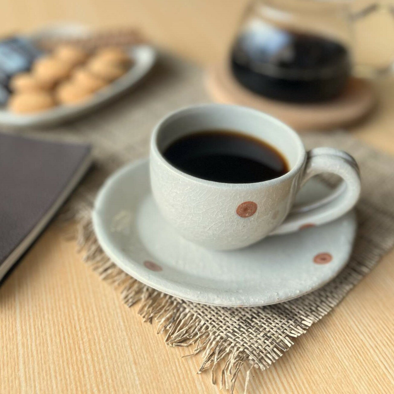 【信楽焼】コーヒーカップ ソーサーセット ホワイト 水玉 赤 おしゃれ きれい 陶器 誕生日 敬老の日 記..