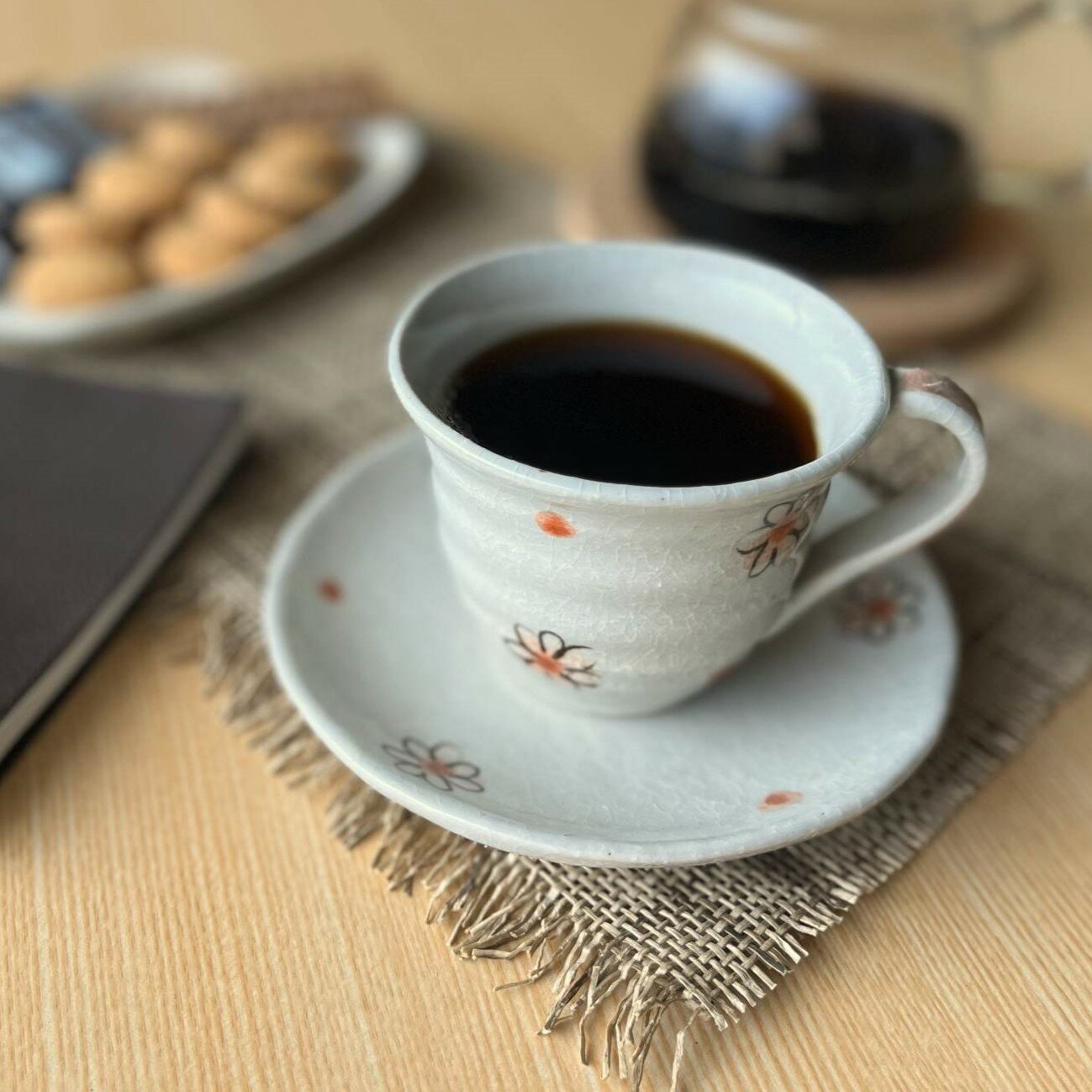 【信楽焼】赤小花コーヒーカップ ソーサーセット ホワイト 花柄 シンプル かわいい おしゃれ きれい 明るい 陶器 誕生日 敬老の日 記念日 プレゼントに 食洗器 電子レンジ対応