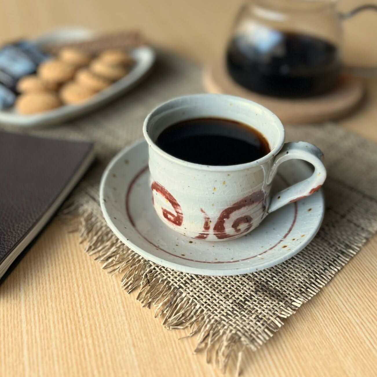 【信楽焼】コーヒーカップ ソーサーセット ホワイト レッド うずまき おしゃれ きれい シンプル 陶器 誕生日 敬老の日 記念日 プレゼントに 食洗器 電子レンジ対応