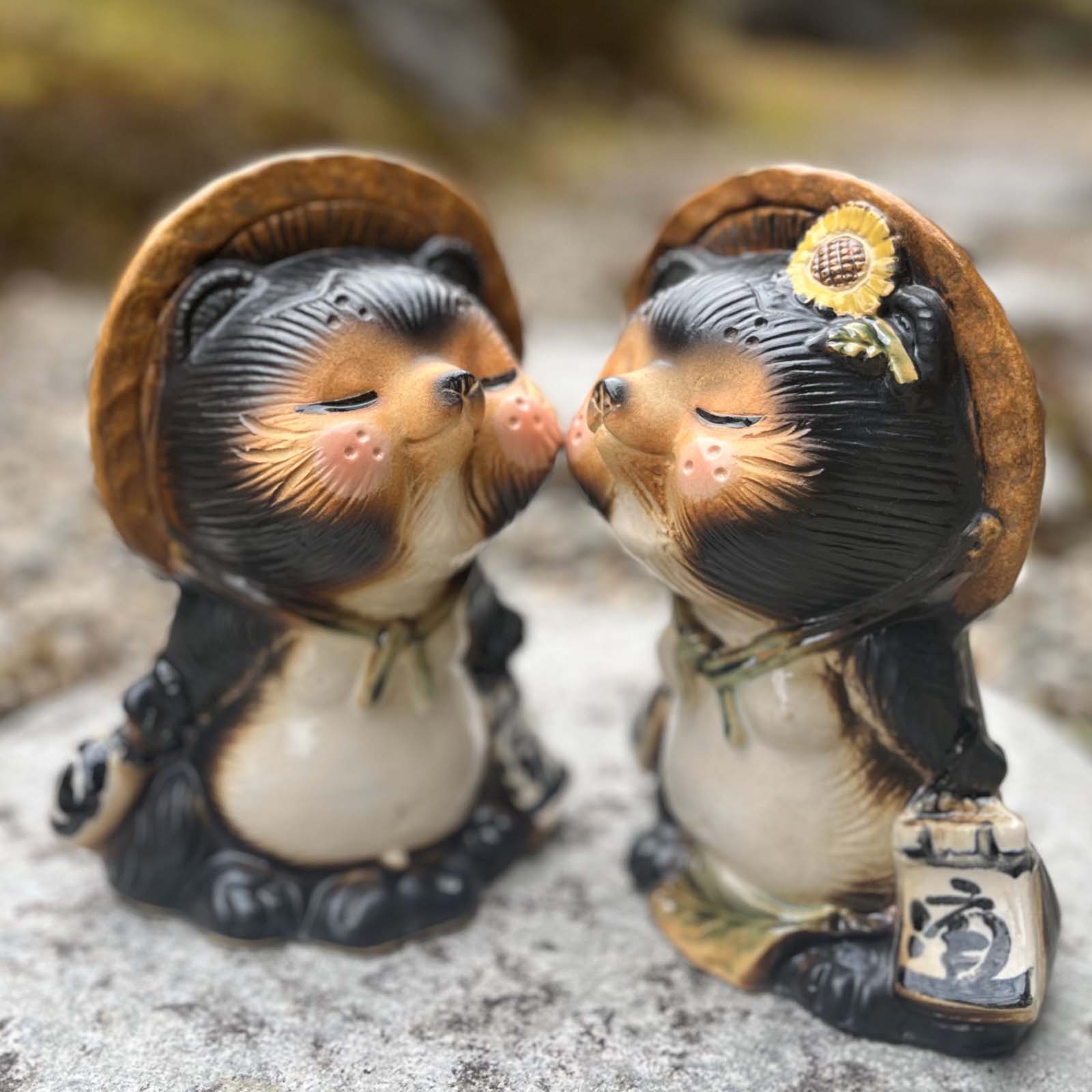 キス狸(オス・メス) たぬき かわいい 置物 陶器 信楽焼 たぬき 和風 インテリア 縁起物 プレゼント 贈り物に [2]