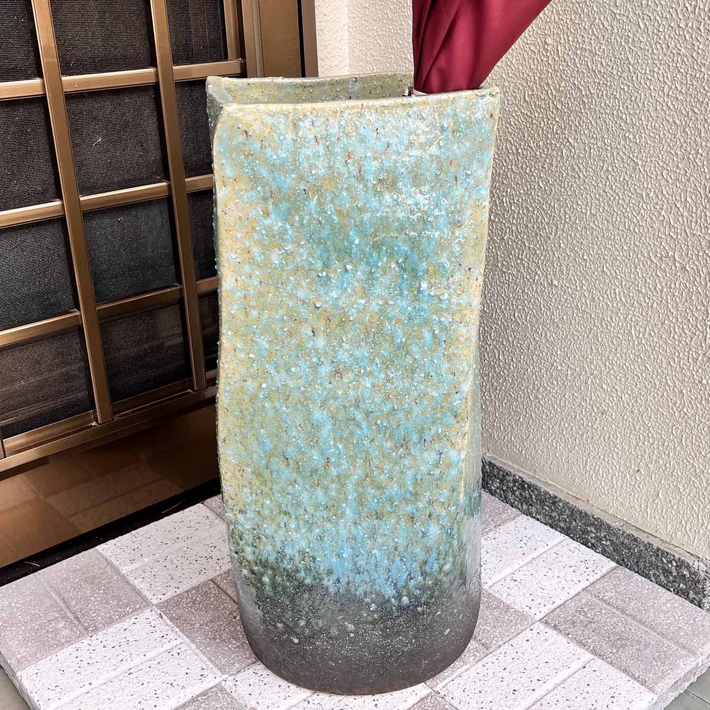 Rakuten - 【信楽焼】緑窯変捻り傘立 おしゃれ モダン コンパクト スリム 屋外 室内 新築祝い 引っ越し祝い 開店祝い 各種贈り物に♪
