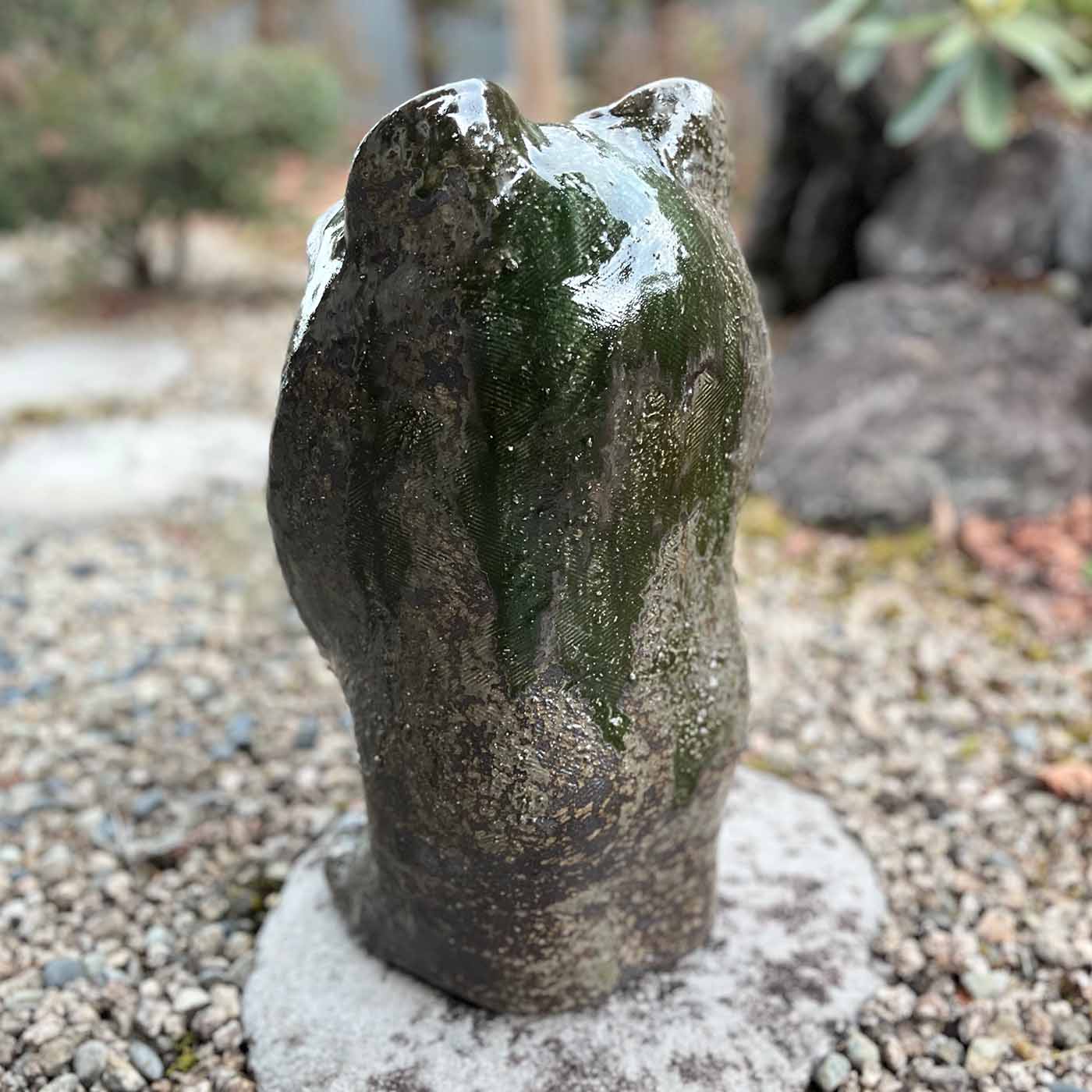 信楽焼総合販売　陶やの立ち蛙 置物 陶器 カエル 蛙 信楽焼 和風 玄関 庭 縁起物 開店祝い 新築祝い プレゼント 贈り物 【無事帰る】｜アングル2