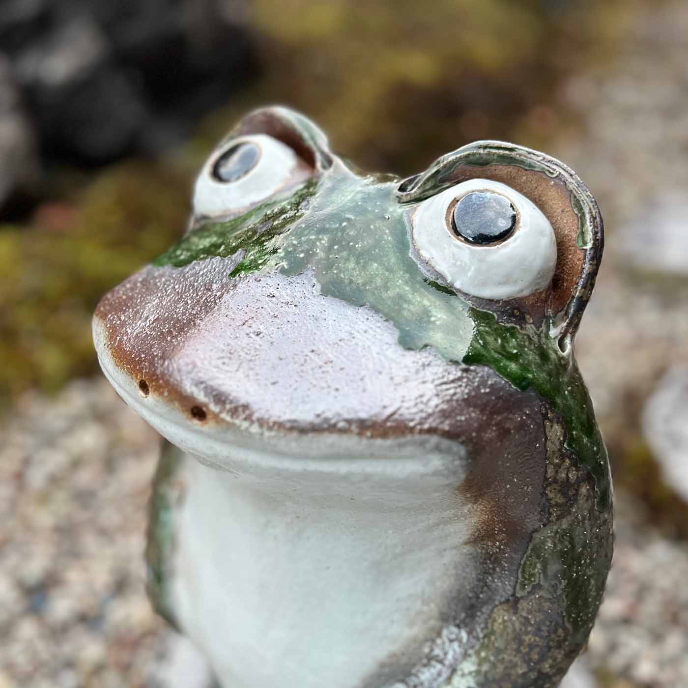 信楽焼総合販売　陶やの立ち蛙 置物 陶器 カエル 蛙 信楽焼 和風 玄関 庭 縁起物 開店祝い 新築祝い プレゼント 贈り物 【無事帰る】｜アングル3