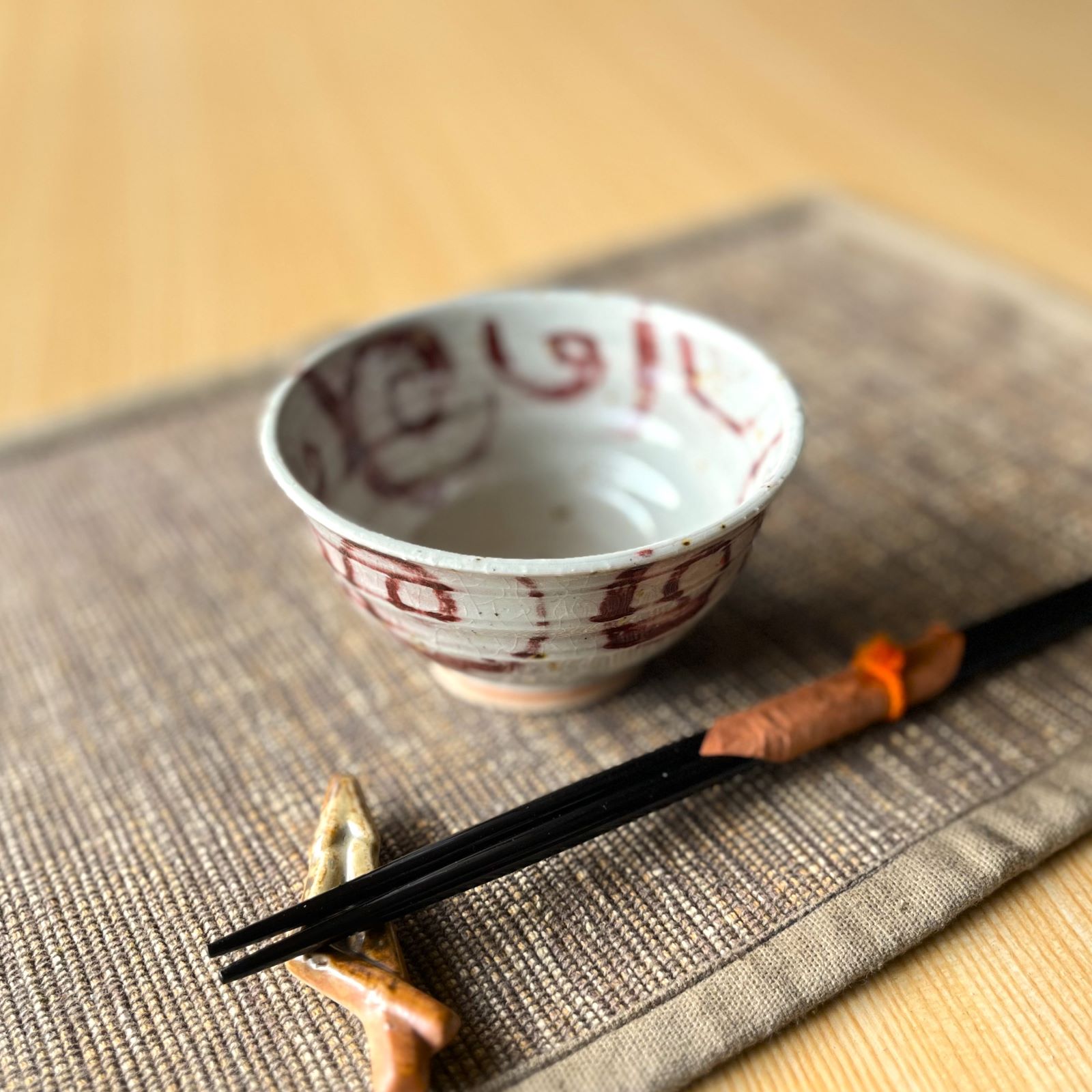 【信楽焼】お茶碗 飯碗 唐草模様 赤 レッド ホワイト 陶器 おしゃれ プレゼント ギフト 父の日 母の日 敬老の日 誕生日 電子レンジ対応 食洗器対応