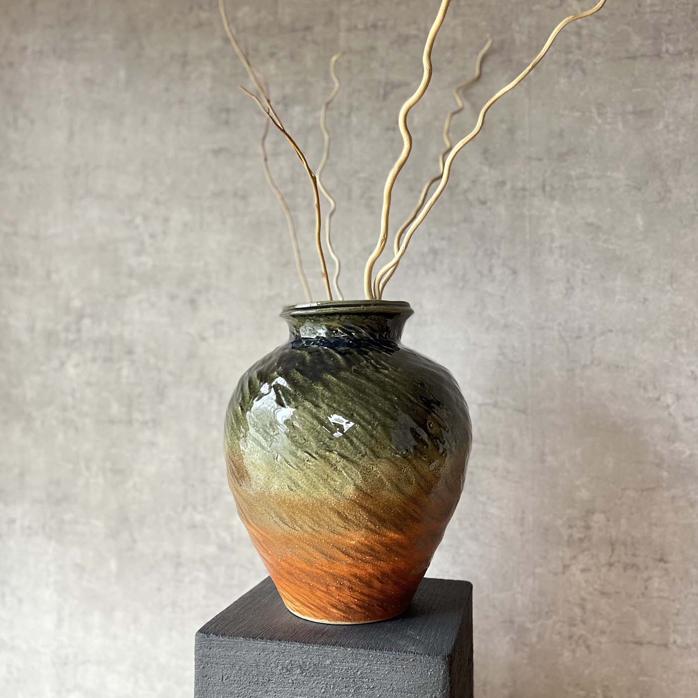 【信楽焼】緋色ビードロひねり壺 フラワーベース 手作り 壺 花瓶 花器 陶器 インテリア 玄関 和室 和風 おしゃれ 和風 贈り物