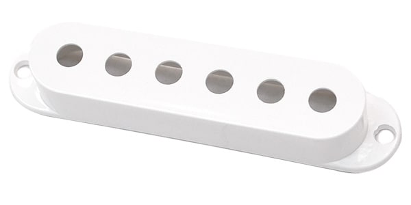 ■ピックアップカバー■セイモアダンカン・シングルコイル用■ホワイト■ロゴなし■ポールピースピッチ：約10.53mm（1E-6E: 52.65mm）※STK（スタック）シリーズには使用できません。【ご注意事項（3点）】1．個数明記のない商品は全て「1点」販売です。商品説明に明記するもの以外は付属しません。2．商品画像がリニューアル前の商品画像となっている場合等ございます。リニューアル前後の区別（商品バージョン等）が重要な商品については、前もってメールにてお問合せ下さい。3．商品画像には使用イメージが含まれます。また、写真撮影時の光の入り具合やモニターの発色によって多少お色味が異なる場合がございます。※上記に起因するご返品はお受けできませんのであらかじめご了承下さい。関連キーワード：acoustic gt アクセサリー アコースティック アコギ アンプ エレキ エントリー おすすめ カバー 革 ギター クラシック ジャガー ジャズ ストラト ソフト チューナー テレキャス テレキャスター 布 ネジ ハード ピン ブリッジ ベース ペグ ミニ ムスタング レスポール レフティ 機材 入門 練習 プレート パーツ トグル レバー スイッチ ストラップ ネック ポット コンデンサー ボリューム ノブ 電子 PU カバー ギター ギターパーツ PUカバー/エスカッション