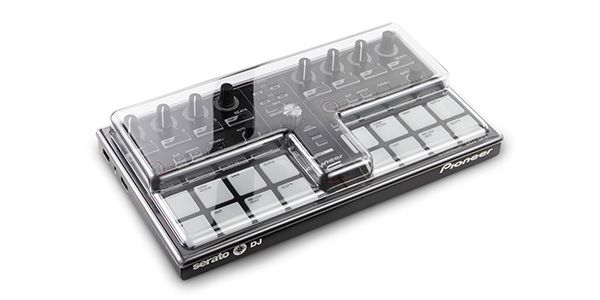 ■DJ機材用カバー■PIONEER DDJ-SP1用【ご注意事項（3点）】1．個数明記のない商品は全て「1点」販売です。商品説明に明記するもの以外は付属しません。2．商品画像がリニューアル前の商品画像となっている場合等ございます。リニューアル前後の区別（商品バージョン等）が重要な商品については、前もってメールにてお問合せ下さい。3．商品画像には使用イメージが含まれます。また、写真撮影時の光の入り具合やモニターの発色によって多少お色味が異なる場合がございます。※上記に起因するご返品はお受けできませんのであらかじめご了承下さい。関連キーワード：dj ケーブル 機材 ケース スタンド パーツ カートリッジ 交換針 エフェクター コントローラー スクラッチ ソフト ターン シェル ヘッド テーブル イコライザー クリーナー マット デスク テーブル レコード 音源 機器 道具 練習 cd edm rekordbox usb windows アナログ アンプ おすすめ スピーカー セット つまみ ディスク デジタル トラック ビート ブース フリー ヘッドフォン ヘッドホン ミキサー 一式 DJ & VJ DJ用ケース・スタンド 各種プレーヤー・DJミキサー用ケース