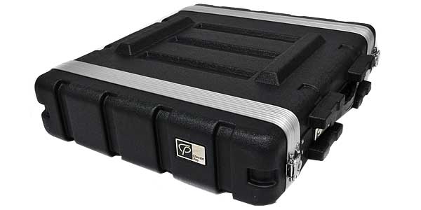 ■仕様：ABS樹脂■サイズ：2U■奥行：420mm■取付けネジ：付属■リアラックレール：付属■ハンドル：両側■キャスター：無■外寸W：55cm■外寸D：58cm■外寸H：15.5cm■重量：約4kg■備考：19インチ・ラックケース【ご注意事項（3点）】1．個数明記のない商品は全て「1点」販売です。商品説明に明記するもの以外は付属しません。2．商品画像がリニューアル前の商品画像となっている場合等ございます。リニューアル前後の区別（商品バージョン等）が重要な商品については、前もってメールにてお問合せ下さい。3．商品画像には使用イメージが含まれます。また、写真撮影時の光の入り具合やモニターの発色によって多少お色味が異なる場合がございます。※上記に起因するご返品はお受けできませんのであらかじめご了承下さい。関連キーワード：おすすめ ランキング レコーディング 簡単 軽い 最新 人気 ソフト 機材 初心者 logic mini pro エフェクター スピーカー プロ ミキサー モニター オーディオ ライブ PA スタジオ バンド パワード スタンド マイク イベント カラオケ ケーブル ホルダー モバイル コンサート セット コンパクト ラック ケース 機器 スチール キャリング 防塵 防水 トレイ パネル カバー ネジ レール キャスター バッグ ABS FRP 塩ビ 樹脂 ラック・ケース ラックケース ラックケース・ABS樹脂仕様