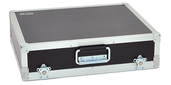 ■エフェクターケース■内寸495×395×100mm※画像はイメージです。現在はキャッチロックが4つの仕様に変更となっています。ご注意ください。【ご注意事項（3点）】1．個数明記のない商品は全て「1点」販売です。商品説明に明記するもの以外は付属しません。2．商品画像がリニューアル前の商品画像となっている場合等ございます。リニューアル前後の区別（商品バージョン等）が重要な商品については、前もってメールにてお問合せ下さい。3．商品画像には使用イメージが含まれます。また、写真撮影時の光の入り具合やモニターの発色によって多少お色味が異なる場合がございます。※上記に起因するご返品はお受けできませんのであらかじめご了承下さい。関連キーワード：エフェクター オーバー ギター コンプレッサー ドライブ ベース リバーブ アコギ アダプター アンプ イコライザー エレアコ エレキ エンハンサー おすすめ コーラス サウンド シールド シンセ ディストーション ディレイ トレモロ ハウス バッファー ファズ ブースター プリアンプ ペダル マルチ 歪み bass delay distortion effector fuzz guitar エコー ケース ケーブル コンパクト DI チューナー フェイザー ボス ギター ギターエフェクター エフェクター用ケース