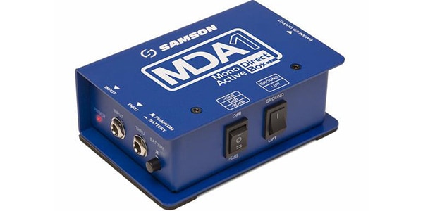 SamsonのMDA1 Mono Active Direct Boxは、優れたサウンド回路と耐久性に優れた頑丈な構造を兼ね備えており、ライブサウンドおよびレコーディングスタジオアプリケーションに高品質の信号ソリューションを提供します。MDA1はバッテリーまたはファンタム電源で動作するアクティブ設計を採用し、ギターやベースからクリーンでバランスのとれたラインを送ることができます。■アクティブ駆動アクティブ回路を採用するMDA1は、その出力インピーダンスに関係なく、接続したオーディオ信号に対して均一な周波数特性を提供します。そのため、非常に高いインピーダンスを持つパッシブピックアップを使用する際に理想的です。MDA1のバランス出力は、アンバランスラインよりもノイズの影響を受けにくいクリーンな信号を提供し、より長いケーブル配線を可能にします。さらに、2ポジションの0dB / -15dB減衰スイッチにより、さまざまな信号に対応可能です。■スルー端子MDA1のスルー端子を使用すると、元のオーディオに影響を与えることなく、入力信号を取り出すことができ、その信号をアンプまたはモニターに渡すことができます。アプリケーションによっては、特に多くのミュージシャンがインイヤーモニターを使用している場合に適しています。■Roadworthy Construction14ゲージのスチールシャーシに収納されたMDA1は、最も要求の厳しいライブツアーでの使用環境に耐えるように設計されています。その頑丈な外装はMDA1のすべての内部接続、スイッチおよびはんだ接合部を衝撃から保護し、高い信頼性を実現します。■特徴・オールメタルの耐衝撃設計・2ポジション0dB / -15dB減衰スイッチ・グラウンドリフトスイッチ・1/4 "入力とスルー・バランスXLR出力・48Vファントムおよび9Vバッテリー駆動・18Hz-35kHzの周波数応答【ご注意事項（3点）】1．個数明記のない商品は全て「1点」販売です。商品説明に明記するもの以外は付属しません。2．商品画像がリニューアル前の商品画像となっている場合等ございます。リニューアル前後の区別（商品バージョン等）が重要な商品については、前もってメールにてお問合せ下さい。3．商品画像には使用イメージが含まれます。また、写真撮影時の光の入り具合やモニターの発色によって多少お色味が異なる場合がございます。※上記に起因するご返品はお受けできませんのであらかじめご了承下さい。関連キーワード：イコライザー ボーカル ソフト 車 スマホ mxr クロエ オーディオ ギター エフェクター windows10 youtube コンポ クラシック グラフィック DI ダイレクトボックス ミキサー アンプ ch パワーアンプ ノイズ 除去 ノイズゲート コンプレッサー グラフィック エンハンサー アナライザー プロセッサー スタンド マウント ディバイダー デジタル アナログ API500 プリアンプ ラック リバーブ ディレイ マルチ PA API プロセッサー ダイレクトボックス(DI) ダイレクトボックス(DI)