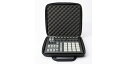 ◆主な収納可能モデル・Native InstrumentsMaschine / Maschine MK2 / Maschine Jam◆製品寸法横幅：370mm高さ：80mm奥行：345mm◆内寸横幅：335mm高さ：40mm奥行：310mm◆本体重量0.7Kg【ご注意事項（3点）】1．個数明記のない商品は全て「1点」販売です。商品説明に明記するもの以外は付属しません。2．商品画像がリニューアル前の商品画像となっている場合等ございます。リニューアル前後の区別（商品バージョン等）が重要な商品については、前もってメールにてお問合せ下さい。3．商品画像には使用イメージが含まれます。また、写真撮影時の光の入り具合やモニターの発色によって多少お色味が異なる場合がございます。※上記に起因するご返品はお受けできませんのであらかじめご了承下さい。関連キーワード：dj ケーブル 機材 ケース スタンド パーツ カートリッジ 交換針 エフェクター コントローラー スクラッチ ソフト ターン シェル ヘッド テーブル イコライザー クリーナー マット デスク テーブル レコード 音源 機器 道具 練習 cd edm rekordbox usb windows アナログ アンプ おすすめ スピーカー セット つまみ ディスク デジタル トラック ビート ブース フリー ヘッドフォン ヘッドホン ミキサー 一式 DJ & VJ DJ用ケース・スタンド 各種プレーヤー・DJミキサー用ケース