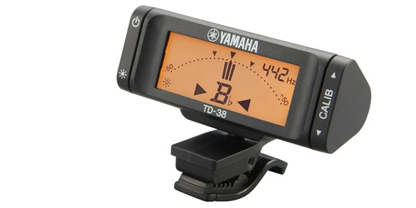 楽器に直接取り付けて使用できるチューナーです。画面が見やすいように、向きを変えることができます。■クロマチックチューナー■ピッチ測定範囲：A4=410〜480Hz（1Hz単位）■調律範囲：A0（27.50Hz）〜C8（4186Hz）■音律：12平均律■入力：楽器に直接取り付けて振動を拾うPIEZOモード（※MICモードは内蔵されておりません。）■対象楽器：トランペット、コルネット、トロンボーン■寸法：W60*H41*D32mm■重量：36g（電池含む）■電池寿命：約70/125/190時間　（バックライト：オート/ソフト/オフ、A4入力、連続動作時、アルカリ乾電池使用時）■付属品：動作確認用単4形乾電池×1本、取扱説明書【ご注意事項（3点）】1．個数明記のない商品は全て「1点」販売です。商品説明に明記するもの以外は付属しません。2．商品画像がリニューアル前の商品画像となっている場合等ございます。リニューアル前後の区別（商品バージョン等）が重要な商品については、前もってメールにてお問合せ下さい。3．商品画像には使用イメージが含まれます。また、写真撮影時の光の入り具合やモニターの発色によって多少お色味が異なる場合がございます。※上記に起因するご返品はお受けできませんのであらかじめご了承下さい。関連キーワード：クラリネット クランポン ピース マウス リード リガチャー ケース アルト テナー スタンド オーボエ r13 ファゴット アクセサリー リコーダー おすすめ キー グッズ クロス サックス ジャズ ストラップ チューバー シンセサイザー ウインド バレル ベル コルネット ミュート 消音 プロ セール 安い ピッコロ ホルン 細管 太管 フルート オイル グリス チューナー ポリッシュ パーツ 交換 トランペット 管楽器 管楽器用アクセサリー 管楽器用チューナー