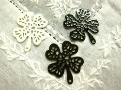 四つ葉のクローバー 2個 [suk-c-039-2]【透かし・フィグリー・腐食パーツ・アクセサリーパーツ・ビーズ】