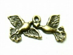 ハートを運ぶ鳥 [cha-b-408] 【アクセサリーチャーム・ピューターチャーム・ビーズパーツ】