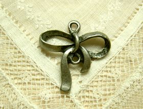 サテンリボン　[cha-p-265]【アクセサリーチャーム・ピューターチャーム・ビーズパーツ】