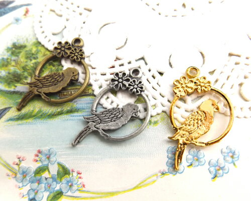 花とオウム　[cha-p-012]【アクセサリーチャーム・ピューターチャーム・ビーズパーツ】