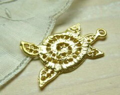 【サイズ】2.5x1.9cm( 丸カンの大きさは含みません ) 【色】マットゴールド・マットシルバー 【素材】ピューター