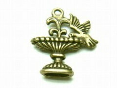 水を飲む鳥　[cha-p-106]【アクセサリーチャーム・ピューターチャーム・ビーズパーツ】