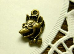 お婆さんに化けた狼　[cha-p-248]【アクセサリーチャーム・ピューターチャーム・ビーズパーツ】