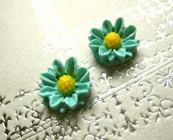 【サイズ】1.2cm 【色】マットブルー 　　　ツヤ無し 可憐な少しハナビラが立体的なデイジー ピンにもちょうど良さそう 2個入り ひとつひとつ手作りのため、ロットによって青味が強い物や赤味の強い物など 染まり具合にバラつきががあります事をご了承ください。