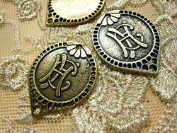 メダイユHK　[cha-p-310]【アクセサリーチャーム・ピューターチャーム・ビーズパーツ】