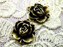 ローズ　[cha-p-527]【アクセサリーチャーム・ピューターチャーム・ビーズパーツ】