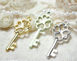 フォーリーフ　[cha-p-551]【鍵・アクセサリーチャーム・ビーズパーツ】