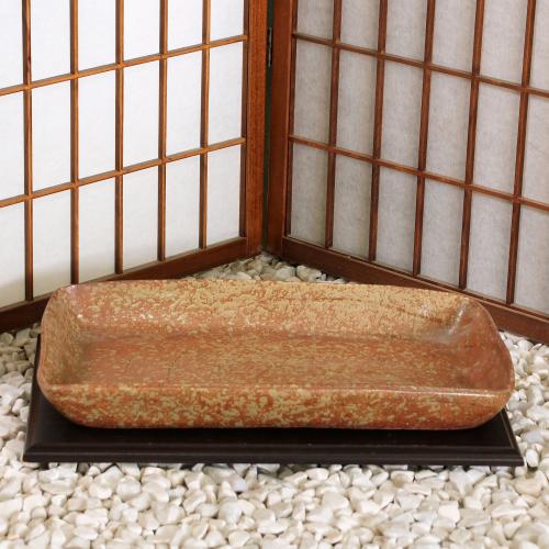 【商品明細】 当商品は、1点数限り、限定にて販売しております。他にはございません。 信楽焼の生け花用の水盤です。和風、洋風どちらにも対応可能。 当店の花器は、ロクロや手起こしなどで作成している為、様々な形、大きなサイズの物も対応しており、カタ物とは違う信楽焼ならではの手造りの花器となっております。 お生花、立花に。池坊など、流儀花としてお使い下さい。生けるお花に合わせた花器も数多く取り揃えておりので、華道の展示、練習どちらにもご利用頂けます。 在庫には注意しておりますが、他店舗でも販売している為、ご注文時に品切れの場合がございます。予めご了承ください。※在庫数にて売り切りとなります。 陶器、焼き物の性質上、数量限定の場合、商品画像の物と、色合いや形、サイズが画像と微妙に違う場合がございます。ご了承ください。1点物は画像の商品となります。 当店の花器、花瓶は、水止め処理、ザラつきやグラつき除去処理をしてあります。 詳しくは下記をご参照下さい。 【備考】 箱に入れてお届けします。 花台などは付きません。華道用品にて別売りで販売しております。 ご不明な点は、電話番号「0748-60-5065」、または、Eメール(mugen-tobo@shigaraki-marugen.co.jp)にご連絡下さい。 ラッピング、熨斗、メッセージカード(ギフト、贈り物)にも対応しております。 ※アウトレット商品ですので、ご注意下さい。当商品は1点物もしくは、超数量限定となっております。 花器専門店だから揃う、圧倒的品揃え。 信楽焼の生け花用水盤です 当店の花器はお稽古用としてだけでなく、本格的な池坊などの多数の花展等でも幅広く使われております。 お世話になった方、大切な方への贈り物に・・・ ギフト用として、ラッピング(サイズによっては帯包装となります)、のし、メッセージカード対応しております。 その他の1点物、数量限定花器はコチラから。 花器専門店だから出来る品揃え！ 他の気になる花器は、下記の画像よりお探し下さい。 立花花器 創作花器 自由花花器 水盤 花台・はさみ・剣山 処分品・訳あり激安花器